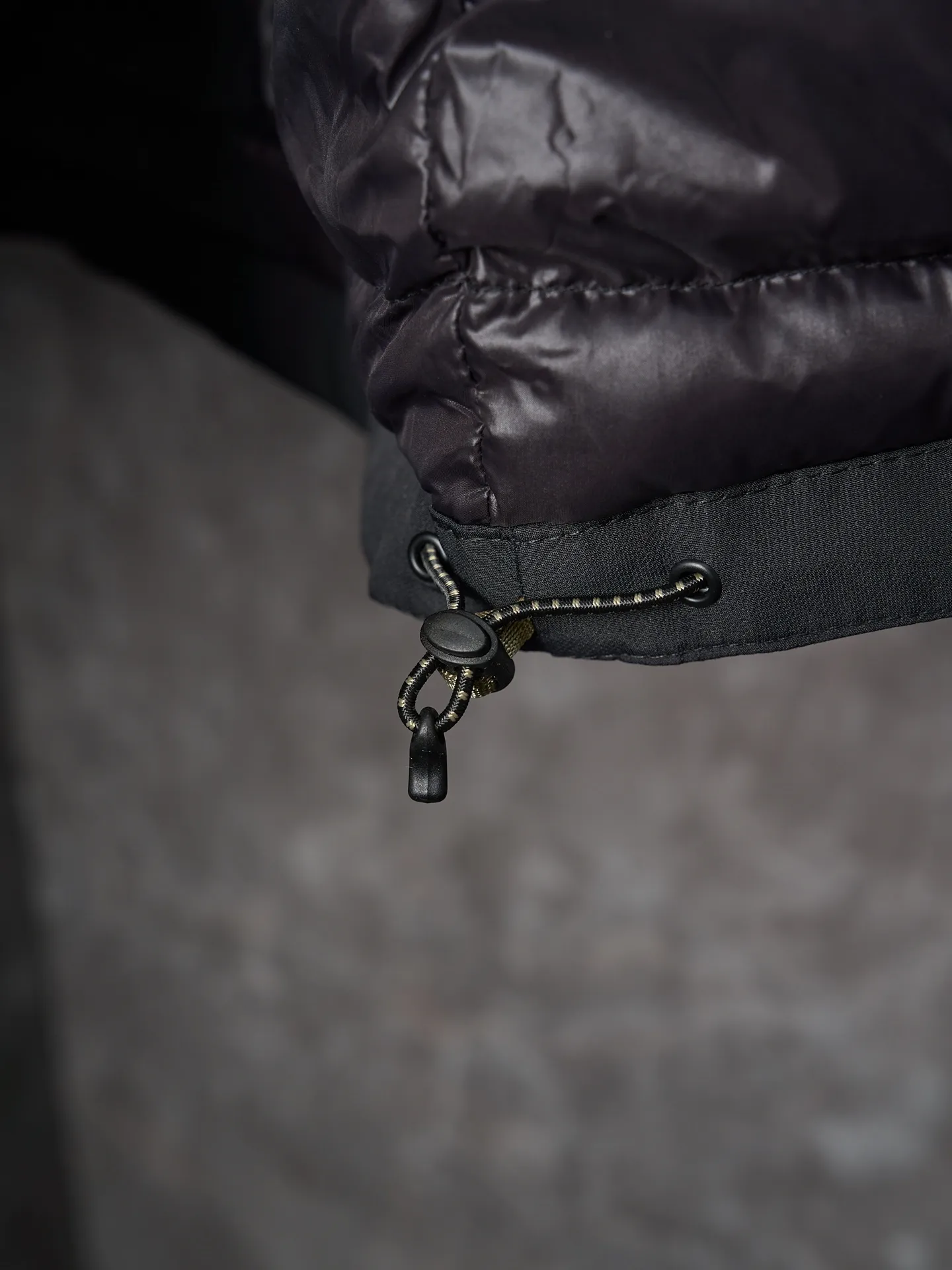 P980 Actual auction】Ralph Lauren/Ralph Lauren pony embroidered zipper hooded down jacket [Ready stock] S M L XL high-quality filling: 90 white duck down is selected, weighing 220g, ensuring excellent thermal insulation performance. After strict screening and processing, the velvet is not easy to be drilled, ensuring durability. The density of high-density nylon taffeta is about 210T-300T, with a smooth and slightly matte surface, excellent windproof and waterproof properties (with DWR water-repellent treatment), strong wrinkle resistance and easy care, in line with the positioning of American casual "durable and practical".  The inner lining is made of 100% polyamide. The high-density and tight weaving process prevents fine lint from getting out of the gaps in the fabric. The smooth surface improves the putting on and taking off experience, and the excellent wear and tear resistance ensures damage caused by frequent use, while the light and soft texture does not affect the overall weight.  The classic jacket has a slightly loose fit, slightly dropped shoulder line (shoulder width is 1-2cm wider than the standard fit), is hip-length, and has slightly tapered straight sleeves, taking into account both freedom of movement and casual style.  The adjustable Velcro on the cuffs allows you to freely adjust the tightness according to the thickness of your wrist and personal preferences, effectively preventing cold wind from intruding, and improving the warmth performance.  In terms of storage, the two front zipper pockets are convenient for you to place frequently used items, and the zipper design ensures that items are not easily lost. A built-in pocket on the left side of the chest provides a safe storage space for some small private items.  The drawstring design at the hem allows you to adjust the shape of the jacket according to your body shape and dressing needs. Whether it is loose and casual or slim and neat, you can easily control it.  Embroidery technology: Polo horse logo on the left chest: flat satin stitch embroidery (satin embroidery), embroidery thread: 100% polyester high color fastness embroidery thread (the color number is consistent with the brand’s standard red color card), stitch density 12-15 stitches/cm, the outline of the horse logo is clear, and the details of the rider and horse are burr-free.  Embroidery positioning: precise positioning through the template (12cm from the neckline and 8cm from the placket) to ensure left and right symmetry and centering.